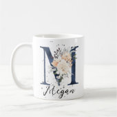 Navy Blue Letter M Perzik Crème Bloemen Monogram Koffiemok (Links)