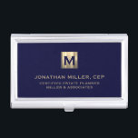 Navy Blue Luxury Gold Initiaal Logo Visitekaarthouder<br><div class="desc">Eenvoudig modern luxe design met geborsteld metallisch gouden logo met persoonlijke naam,  titel,  bedrijfsnaam of aangepaste tekst hieronder in klassieke bloktypografie op een rijke blauw marinekleding. Personaliseer voor uw eigen gebruik.</div>