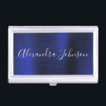 Navy Blue Metallic Folie Modern Business Visitekaarthouder<br><div class="desc">Navy Blue Folie Metallic Stainless Steel Minimalist Business Card Holder met witte letterscripthandtekening typografie voor het monogram. De houders van de Metale Bedrijfskaart van de Folie kunnen met jouw naam worden aangepast. Neem contact op met de ontwerper voor aangepaste overeenkomende objecten.</div>