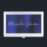 Navy Blue Metallic Folie Modern Business Visitekaarthouder<br><div class="desc">Navy Blue Folie Metallic Stainless Steel Minimalist Business Card Holder met witte letterscripthandtekening typografie voor het monogram. De houders van de Metale Bedrijfskaart van de Folie kunnen met jouw naam worden aangepast. Neem contact op met de ontwerper voor aangepaste overeenkomende objecten.</div>