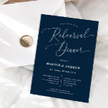 Navy Blue Minimal Wedding Rehearsal Dinner Kaart<br><div class="desc">Minimale uitnodiging voor het diner voor de repetitie van de bruiloft met modern script op een blauw marineklein. Deze sjabloon heeft reeds teksten die alle informatie hebben u voor uw gebeurtenis wenst. Teksten kunnen gemakkelijk online worden aangepast.</div>