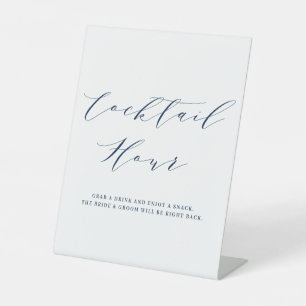 Navy Blue Minimalist Script Weddenschap Cocktail H Reclamebord Met Voetstuk
