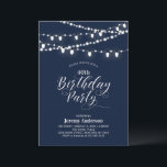 Navy Blue Modern 40th Adult Birthday Party Kaart<br><div class="desc">Viel een speciale dag met deze uitnodiging voor het chic Gold verjaardagsfeest! Dit ontwerp kenmerkt koordlichten en een stijlvolle manuscripttypografie met een marine blauwe achtergrond. U kunt de tekst aan om het even welke leeftijd/mijlpaalverjaardag personaliseren. Er zijn meer aanbiedingen voor volwassenen en feestjes beschikbaar in mijn winkel BaraBomDesign.</div>