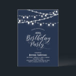 Navy Blue Modern 40th Adult Birthday Party Kaart<br><div class="desc">Viel een speciale dag met deze uitnodiging voor het chic Gold verjaardagsfeest! Dit ontwerp kenmerkt koordlichten en een stijlvolle manuscripttypografie met een marine blauwe achtergrond. U kunt de tekst aan om het even welke leeftijd/mijlpaalverjaardag personaliseren. Er zijn meer aanbiedingen voor volwassenen en feestjes beschikbaar in mijn winkel BaraBomDesign.</div>