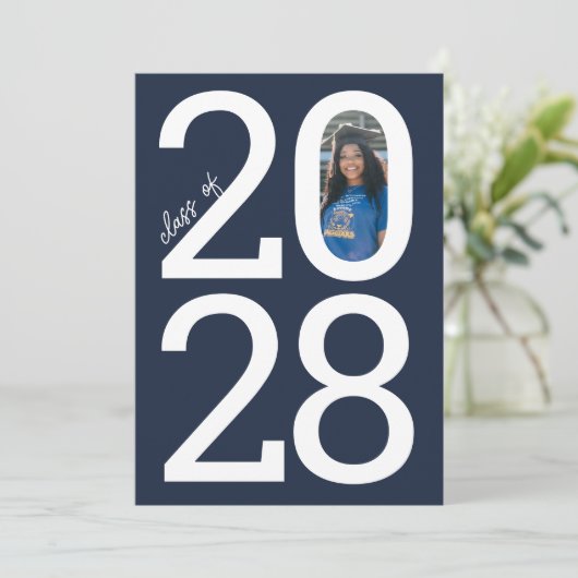 Navy Blue Modern Class Jaar van & Foto Afstuderen Aankondiging (Staand voorkant)
