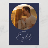 Navy Blue Modern Minimalistisch Script Tafelnummer (Achterkant)