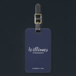 Navy Blue Modern Script Personalized Groomsmen Bagagelabel<br><div class="desc">Modern Script Gepersonaliseerde Groomsmen Bagagelabel met gepersonaliseerde groomsman's naam in wit modern script lettertype stijl met titel en trouwdatum in modern sans serif lettertype stijl op navy blauwe achtergrond. Ook perfect voor Maid of Honor,  Bloemenmeisje,  Moeder van de Bruid,  Groomsmen,  Beste man en meer.</div>