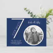 Navy Blue Moderne Foto 70e Verjaardag Uitnodiging (Staand voorkant)