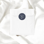 Navy Blue Monogram Script Ampersand Wedding Ronde Sticker<br><div class="desc">Vier uw verbintenis met een vleugje op maat gemaakte elegantie met behulp van onze gepersonaliseerde bruiloftstickers. Deze stickers zijn gemaakt met een focus op tijdloze verfijning en hebben uw monogram in een verfijnd lettertype, dat de kracht en blijvende natuur van uw band symboliseert. De ampersand, sierlijk weergegeven in een elegant...</div>