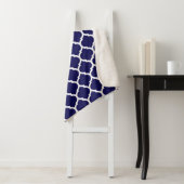 Navy Blue Moroccan Quatrefoil Pattern Sherpa Deken (In situ)