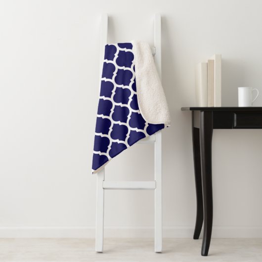 Navy Blue Moroccan Quatrefoil Pattern Sherpa Deken (In situ)