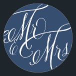 Navy Blue Mr. en Mrs Elegant Script Wedding Ronde Sticker<br><div class="desc">Elegant en modern bruiloft sticker met whimsical calligraphy script in white with navy blue background. Dit is een onderdeel van een trouwsuite. Overeenkomende objecten zijn beschikbaar.</div>