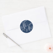 Navy Blue Mr. en Mrs Elegant Script Wedding Ronde Sticker (Envelop)