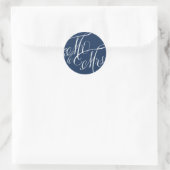 Navy Blue Mr. en Mrs Elegant Script Wedding Ronde Sticker (Tas)