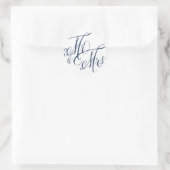 Navy Blue Mr. en Mrs Elegant Script Wedding Ronde Sticker (Tas)