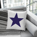 Navy blue nautical star op witte achtergrond kussen<br><div class="desc">Marineblauwe nautische grote ster op veranderende kleurenachtergrond: u kunt achtergrond veranderen na het duwen PAS HET AAN! knoop. U kunt tekst toevoegen en het kussen personaliseren om aan uw voorkeuren te voldoen.</div>