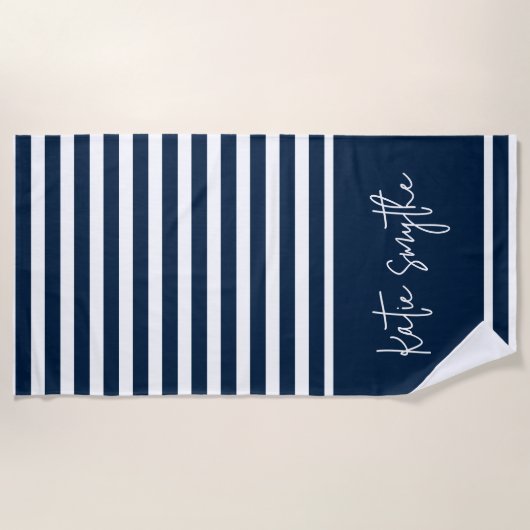 Navy Blue Nautical Stripes Script Naam Strandlaken (Voorkant)