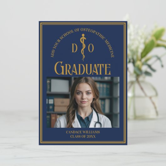 Navy Blue Osteopathic Medical School Afstuderen Aankondiging (Staand voorkant)