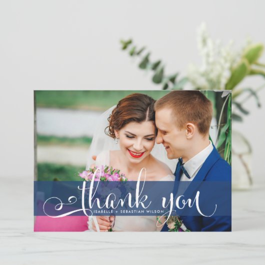 Navy Blue Overlay Script Weddenfoto Hartelijk dank Bedankkaart (Staand voorkant)
