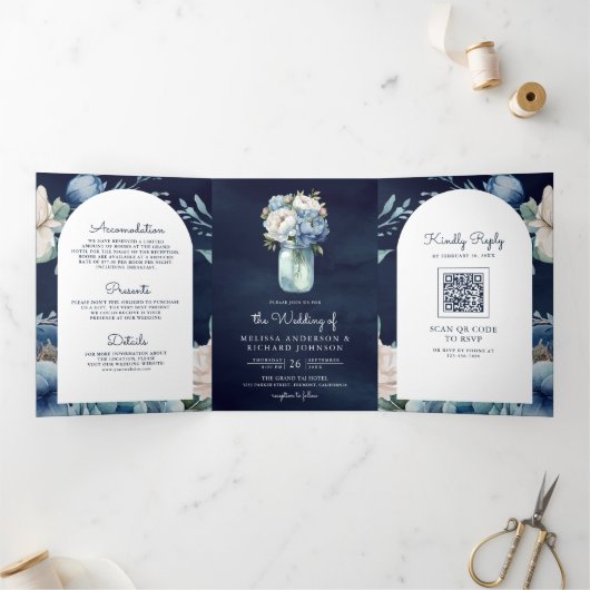 Navy Blue Peony Mason Jar QR Code Weddenschap Drieluik Uitnodiging (Binnen)