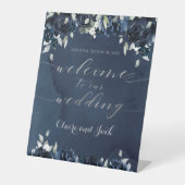 Navy Blue Peony Silver Calligraphy Welcome Wedding Reclamebord Met Voetstuk (Voorkant)