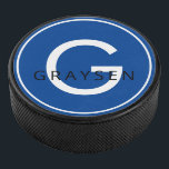 Navy Blue Persoonlijke naam en Initiaal Letter Hockey Puck<br><div class="desc">Blauw gepersonaliseerd monogram met naam en letter initiaal,  gedrukt op een op maat geprinte hockey puck. U kunt doopvonten,  kleuren,  of het volledige ontwerp uitgeven om uw eigen hockey keepjesgift te creëer.</div>