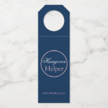 Navy Blue Pink Wedding Hangover Helper Label Hasht<br><div class="desc">Navy Blue, Pink en White Wedding Favor Bottle Hangers/Bottle Labels met het gezegde 'Hangover Helper'. Pas de kleuren en uw trouwhashtag aan en gebruik deze in uw trouwwelkomsttas, als een gunst of als een grappige wegwerpactie op uw achterfeestje. Geschikt voor alle verschillende flesgrootten. Ideaal voor Bachelorette en Hen Party ook!...</div>