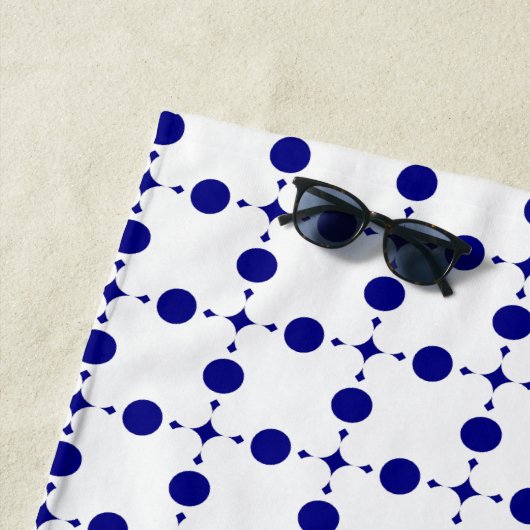 Navy Blue Polka Dots, Polka Dot Pattern, Stippen Strandlaken (In situ)