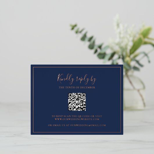 Navy Blue QR Code Wedding Folie RSVP Kaart (Staand Voorkant)