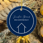 Navy Blue Real Estate Company Kerstmis Keramisch Ornament<br><div class="desc">Deze moderne kerst-versiering van makelaars is aangepast aan de naam van uw realiteitenbedrijf onder de naam van de agent in de chemische typografie. Dit minimalistische groene en witte geschenk kenmerkt een eenvoudige lijntekening van een huis. Cadeau voor hedendaagse vakantie voor een agent die werkt om u te helpen een huis...</div>