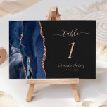 Navy Blue Roos Gold Agate Dark Weddenschap Kaart<br><div class="desc">De linkerrand van deze elegante moderne trouwtafel-nummerkaart is voorzien van een blauw marinesleutel aan de waterverf,  die met faux roos goudglitter is getrimd. De aanpasbare tekst combineert roos roze handschrift,  cursieve en copperplate doopvonten op een off-black achtergrond.</div>