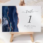 Navy Blue Roos Gold Agate Wedding Kaart<br><div class="desc">De linkerrand van deze elegante moderne trouwtafel-nummerkaart is voorzien van een blauw marinesleutel aan de waterverf,  die met faux roos goudglitter is getrimd. De aanpasbare tekst combineert het handschrift van houtskool grijs,  cursieve en copperplate doopvonten op een witte achtergrond.</div>