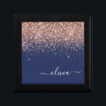Navy Blue Roos Gold Blush Pink Glitter Monogram Cadeaudoosje<br><div class="desc">Roos Gold - Blush roze en Navy Blue Sparkle Glitter Script Monogram Name Jewelry Keepomwille Box. Dit maakt het perfecte afstuderen,  de verjaardag,  de bruiloft,  het vrijgezellenfeest,  de verjaardag,  het baby shower of het bachelorette feest cadeau voor iemand die van glam luxe en chic stijlen houdt.</div>