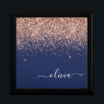 Navy Blue Roos Gold Blush Pink Glitter Monogram Cadeaudoosje<br><div class="desc">Navy Blue en Roos Gold Blush Pink Sparkle Glitter script Naam Juwelry Keepomwille Box. Dit maakt het perfecte afstuderen,  de verjaardag,  de bruiloft,  het vrijgezellenfeest,  de verjaardag,  het baby shower of het bachelorette feest cadeau voor iemand die van glam luxe en chic stijlen houdt.</div>