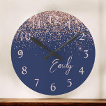 Navy Blue Roos Gold Blush Pink Glitter Monogram Grote Klok<br><div class="desc">Navy Blue en Roos Gold Blush Pink Sparkle Glitter Brushed Script Monogram Name Clock. Dit maakt de perfecte liefhebbende 16 verjaardag,  bruiloft,  vrijgezellenfeest,  verjaardagsdag,  baby shower of vrijgezellenfeest voor iemand die van luxe glam en stijl houdt.</div>