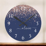 Navy Blue Roos Gold Blush Pink Glitter Monogram Grote Klok<br><div class="desc">Navy Blue en Roos Gold Blush Pink Sparkle Glitter Brushed Script Monogram Name Clock. Dit maakt de perfecte liefhebbende 16 verjaardag,  bruiloft,  vrijgezellenfeest,  verjaardagsdag,  baby shower of vrijgezellenfeest voor iemand die van luxe glam en stijl houdt.</div>