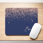 Navy Blue Roos Gold - Blush Pink Glitter Monogram Muismat<br><div class="desc">Navy Blue en Roos Gold - Blush Pink Sparkle Glitter Brushed Metal Monogram Name and Initiaal Mousepad (muispad). Dit maakt de perfecte liefhebbende 16 verjaardag,  bruiloft,  vrijgezellenfeest,  verjaardagsdag,  baby shower of vrijgezellenfeest voor iemand die van luxe glam en stijl houdt.</div>