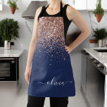 Navy Blue Roos Gold Blush Pink Glitter Monogram Schort<br><div class="desc">Roos Gold - Blush roze en Navy Blue Sparkle Glitter Brushed Metal Monogram Name Apron. Dit maakt de perfecte liefhebbende 16 verjaardag,  bruiloft,  vrijgezellenfeest,  verjaardagsdag,  baby shower of vrijgezellenfeest voor iemand die van luxe glam en stijl houdt.</div>