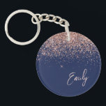 Navy Blue Roos Gold Blush Pink Glitter Monogram Sleutelhanger<br><div class="desc">Navy Blue en Roos Gold - Blush Pink Glitter Script Monogram Name Sleutelhanger. Dit maakt de perfecte liefhebbende 16 verjaardag,  bruiloft,  vrijgezellenfeest,  verjaardagsdag,  baby shower of vrijgezellenfeest voor iemand die van luxe glam en stijl houdt.</div>