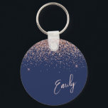 Navy Blue Roos Gold Blush Pink Glitter Monogram Sleutelhanger<br><div class="desc">Navy Blue en Roos Gold - Blush Pink Glitter Script Monogram Name Keychains (Sleutelhanger). Dit maakt de perfecte liefhebbende 16 verjaardag,  bruiloft,  vrijgezellenfeest,  verjaardagsdag,  baby shower of vrijgezellenfeest voor iemand die van luxe glam en stijl houdt.</div>