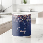 Navy Blue Roos Gold - Blush Pink Glitter Sparkle Koffiemok<br><div class="desc">Navy Blue en Roos Gold - Blush Pink Sparkle Glitter Brushed Metal Monogram Name and Initiaal Coffee Cup of Mok. Dit maakt de perfecte liefhebbende 16 verjaardag,  bruiloft,  vrijgezellenfeest,  verjaardagsdag,  baby shower of vrijgezellenfeest voor iemand die van luxe glam en stijl houdt.</div>