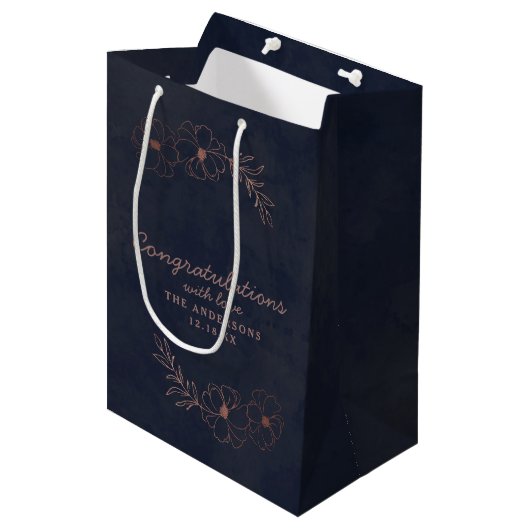 Navy Blue & Roos Gold Chic Gefeliciteerd Bruiloft Medium Cadeauzakje (Voorkant Gekanteld)