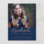 Navy Blue Roos Gold Foil Afstuderen Script Foto Aankondigingskaart (Voorkant)