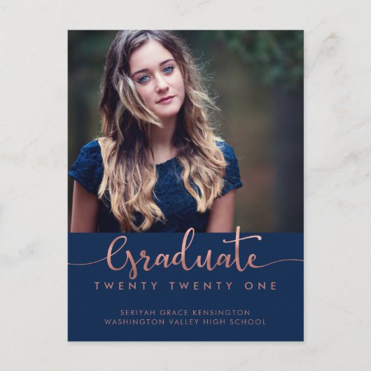 Navy Blue Roos Gold Foil Afstuderen Script Foto Aankondigingskaart (Voorkant)