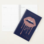 Navy Blue Roos Gold Glitter Driving Lips Planner<br><div class="desc">Navy Blue Roos Gold Dripping Glitter Lips Makeup Appointment Planner Notitieboek met mode faux blush roze/roos goudglitter druppelt op een chemische marineblauwe achtergrond met uw aangepaste gegevens en naam. Ontworpen door: Cedar en String. Ideaal voor uw luxe esthetische en chic-levensstijl. Neem contact met ons op via cedarandstring@gmail.com als je hulp...</div>