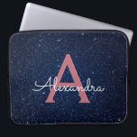 Navy Blue & Roos Gold Glitter en Sparkle Monogram Laptop Sleeve<br><div class="desc">Navy Blue en Roos Gold Faux Glitter en Sparkle Elegant Monogram Hoesje. Dit hoesje kan worden aangepast om uw initiaal en voornaam met een middernacht blauwe hemel in de nacht te omvatten.</div>