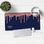 Navy Blue Roos Gold Sparkle Glitter Driemonogram Bureaumat<br><div class="desc">Girly Navy Blue and Roos Gold Sparkle Glitter Drips Monogram Muismat Desk Mat met onze trendy faux glitter druppels in blush pink/roos gold op een chique marineblauwe achtergrond. Neem contact met ons op via cedarandstring@gmail.com als u hulp nodig hebt bij het ontwerp of de bijbehorende producten.</div>