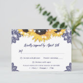 Navy Blue Rustic Lace Sunflower Wedding RSVP Kaartje (Staand voorkant)