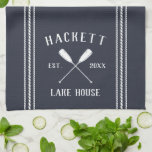 Navy Blue Rustic Oars Specialized Lake House Theedoek<br><div class="desc">Pas je keuken aan in je meerhok met deze schattige persoonlijke handdoek met je familienaam of huisnaam en het jaar dat je hebt ingesteld in witte letters voorzien van een paar oorlogen op een rijke blauw marinekleding.</div>