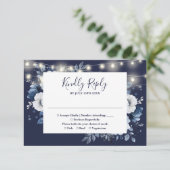 Navy Blue Rustic String Lights Bloemen Huwelijk RSVP Kaartje (Staand voorkant)